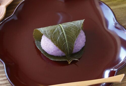 薄紫の桜餅